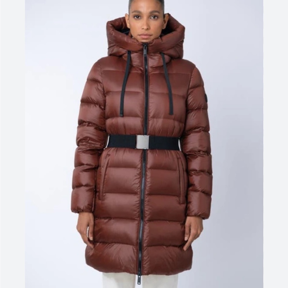 NADIAN BELTED WATER RESISTANT DOWN RECYCLED NYLON PUFFER JACKET IN RUM RAISIN